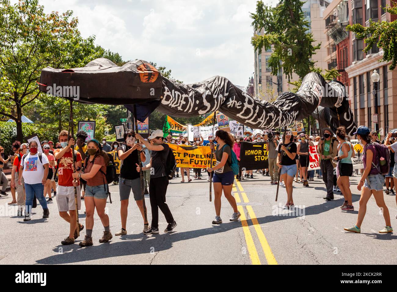 Una marcia contro il gasdotto Enbridge's Line 3, sponsorizzato da Shut Down DC e Extinction Rebellion, attraversa il centro città. Il gasdotto passa attraverso le terre del trattato e le acque di testa del fiume Mississippi per trasportare il petrolio di sabbie bituminose dal Canada. Il suo impatto ecologico e climatico nei prossimi 50 anni sarà paragonabile alla costruzione e al funzionamento di 50 centrali a carbone. Il 23 agosto 2021 a Washington DC, USA. (Foto di Allison Bailey/NurPhoto) Foto Stock