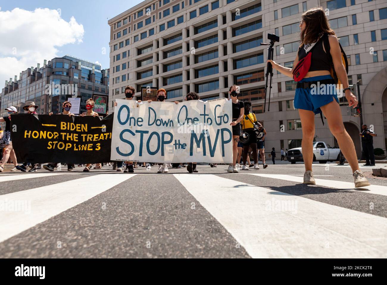 I dimostranti portano striscioni contro il oleodotto Enbridge's Line 3 e il oleodotto Mountain Valley durante una dimostrazione sponsorizzata da Shut Down DC e Extinction Rebellion. Il gasdotto passa attraverso le terre del trattato e le acque di testa del fiume Mississippi per trasportare il petrolio di sabbie bituminose dal Canada. Il suo impatto ecologico e climatico nei prossimi 50 anni sarà paragonabile alla costruzione e al funzionamento di 50 centrali a carbone. Il 23 agosto 2021 a Washington DC, USA. (Foto di Allison Bailey/NurPhoto) Foto Stock