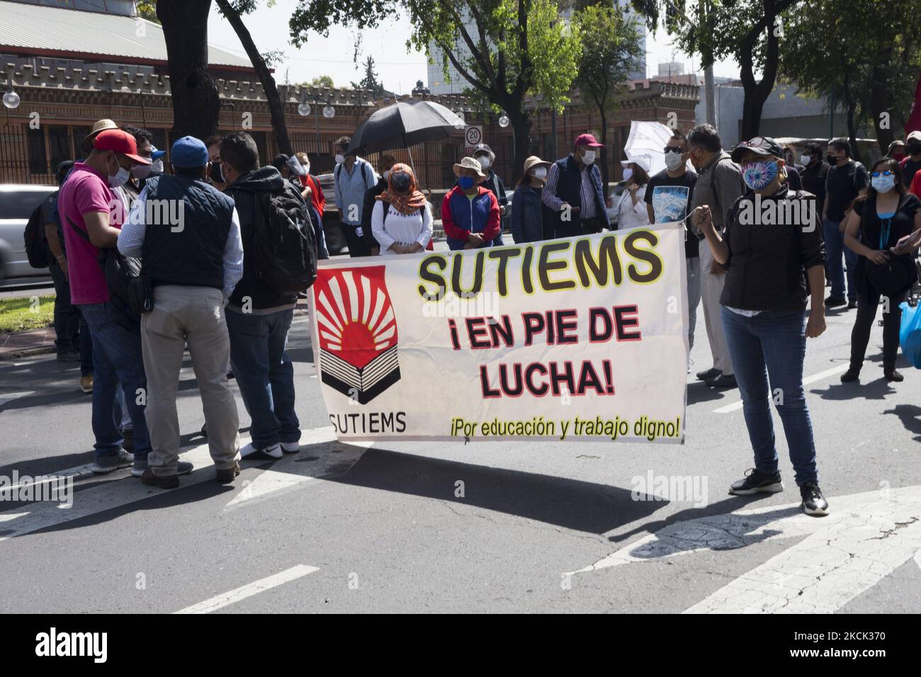 I membri dell'Unione dei lavoratori dell'Istituto di Istruzione superiore (SUTIEMS per la sua sigla in spagnolo) di Città del Messico, hanno presentato al Consiglio locale una richiesta di sciopero per violazioni del loro contratto di lavoro collettivo e hanno marciato agli uffici del governo del capitale per chiedere che le loro richieste siano risolte, Tra queste la richiesta di un budget per garantire la sicurezza di studenti e lavoratori quando le attività faccia a faccia vengono riprese, sospese a causa della pandemia COVID-19. Il 23 agosto 2021 a Città del Messico. (Foto di Cristian Leyva/NurPhoto) Foto Stock