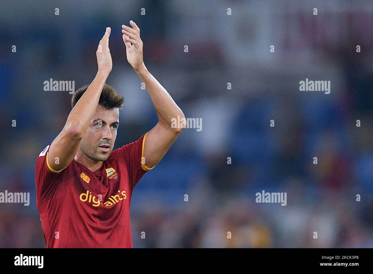 Stephan El Shaarawy di AS Roma saluta i suoi sostenitori durante la Serie A match tra Roma e Fiorentina allo Stadio Olimpico, Roma, Italia il 22 agosto 2021. (Foto di Giuseppe Maffia/NurPhoto) Foto Stock