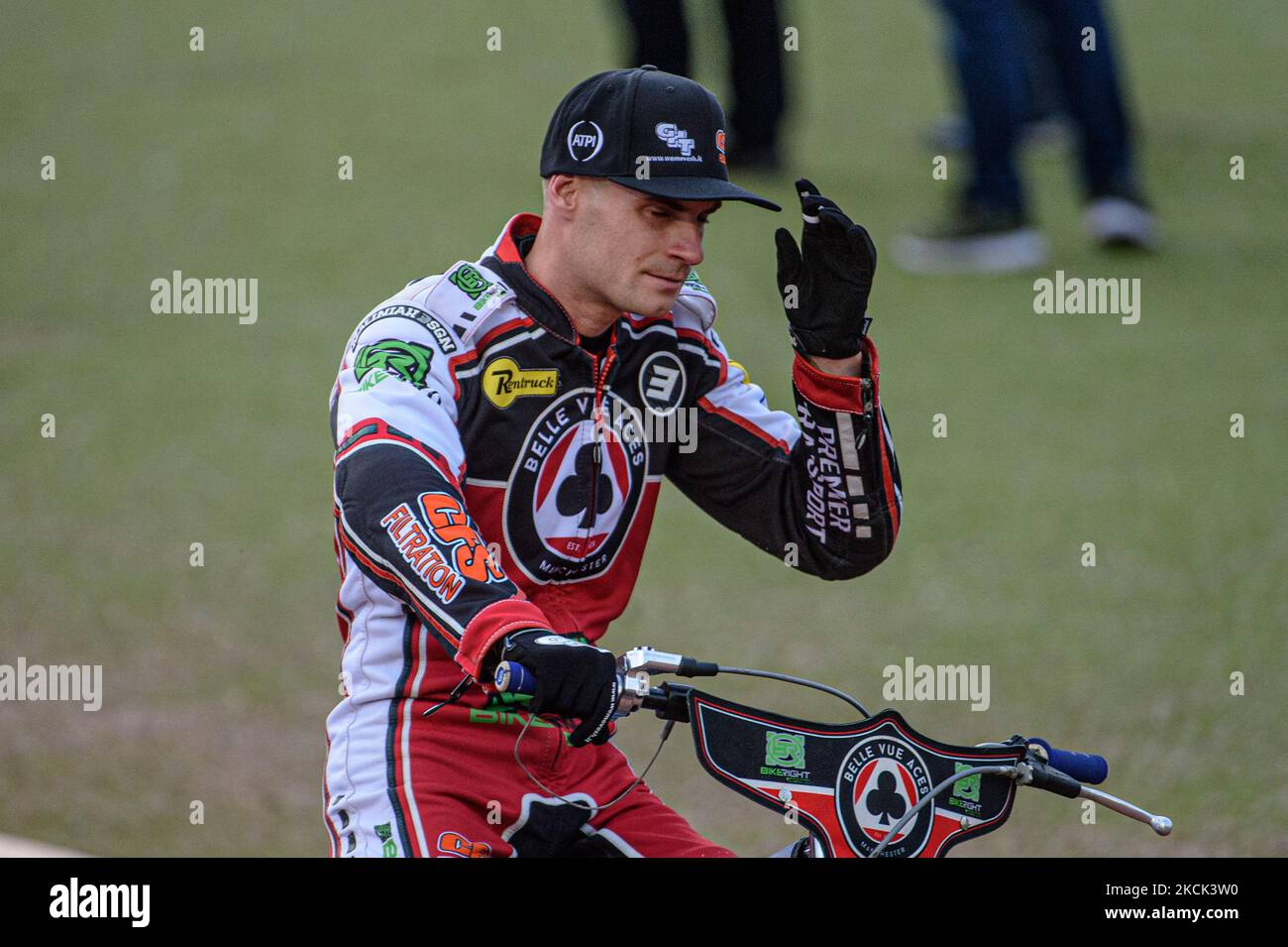 Il Capitano del team di Belle Vue BikeRight Aces Steve Worrall riconosce la folla nella Pre Match Parade durante la SGB Premiership Match tra Belle Vue Aces e King's Lynn Stars al National Speedway Stadium, Manchester, Regno Unito, il 23rd agosto 2021. (Foto di Ian Charle/MI News/NurPhoto) Foto Stock