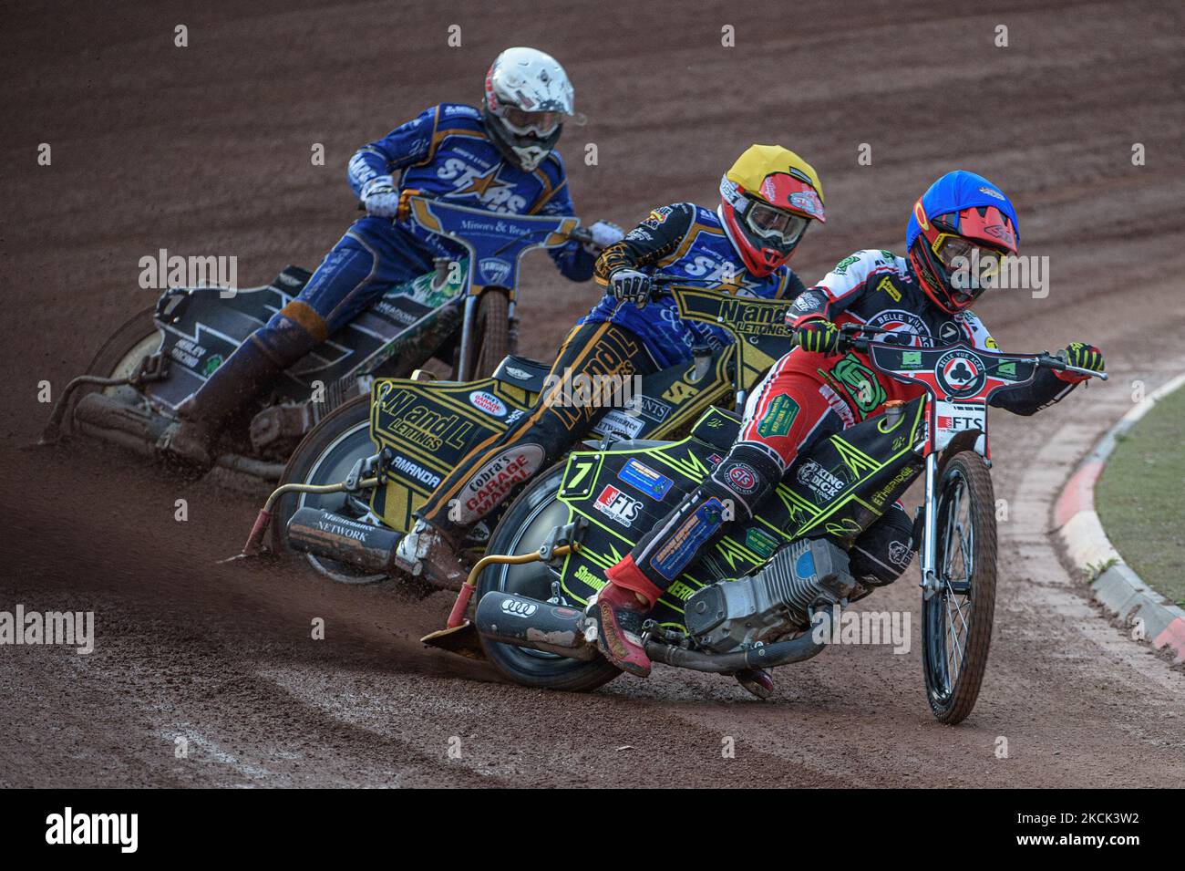 JYE Etheridge (blu) guida ben Barker (giallo) e Richard Lawson (bianco) durante la partita SGB Premiership tra Belle Vue Aces e King's Lynn Stars al National Speedway Stadium di Manchester, Regno Unito, il 23rd agosto 2021. (Foto di Ian Charle/MI News/NurPhoto) Foto Stock