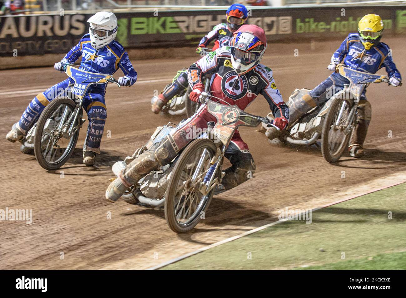 Steve Worrall (Red) guida Erik Riss (White) e Kasper Andersen (Yellow) con Jye Etheridge (Blue) dietro durante la partita SGB Premiership tra Belle Vue Aces e King's Lynn Stars al National Speedway Stadium, Manchester, Regno Unito, il 23rd agosto 2021. (Foto di Ian Charle/MI News/NurPhoto) Foto Stock