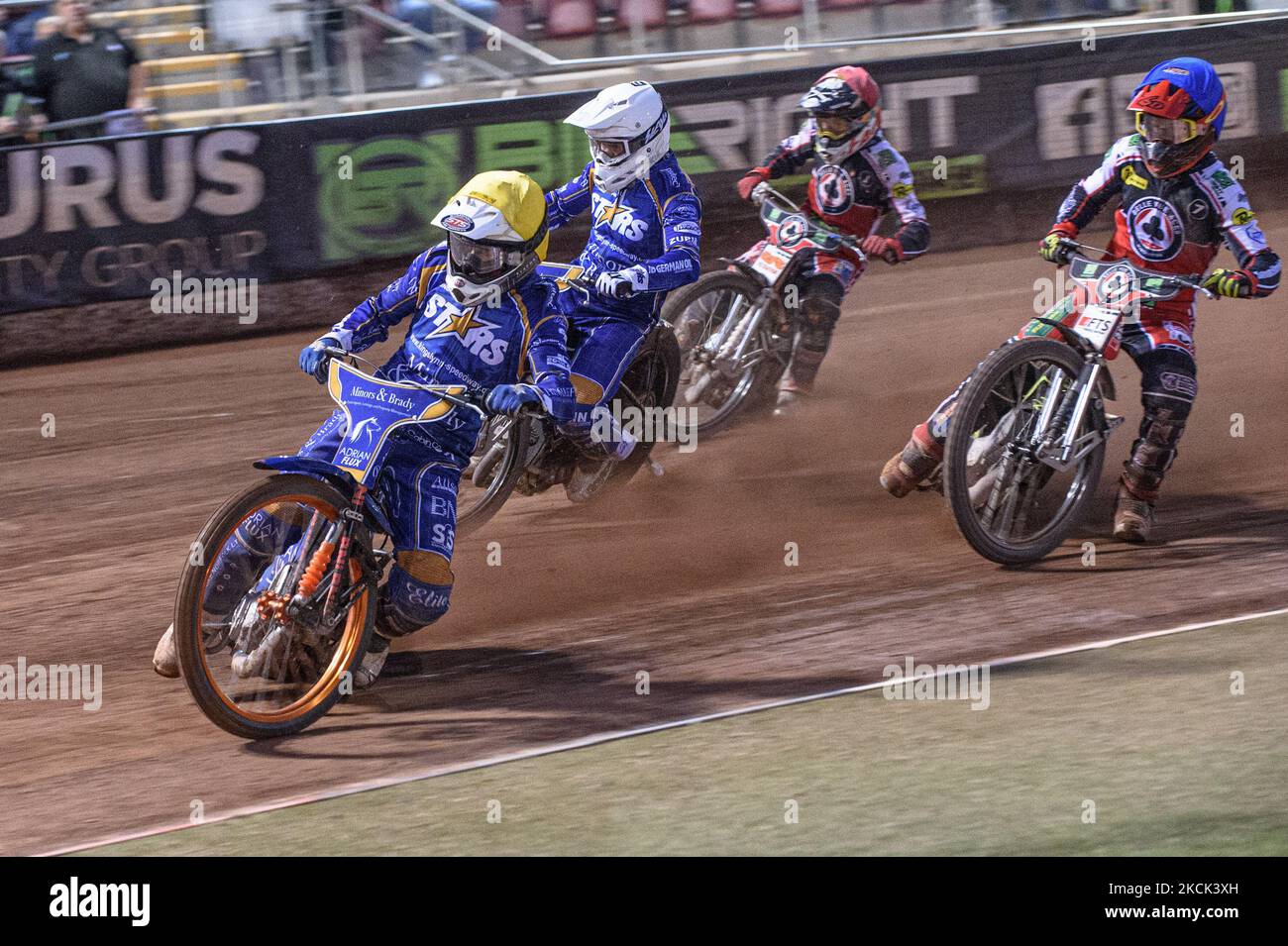 Lewis Kerr (giallo) guida Erik Riss (bianco) Jye Etheridge (blu) e Dan Bewley (rosso) durante la partita della SGB Premiership tra Belle Vue Aces e King's Lynn Stars al National Speedway Stadium di Manchester, Regno Unito, il 23rd agosto 2021. (Foto di Ian Charle/MI News/NurPhoto) Foto Stock