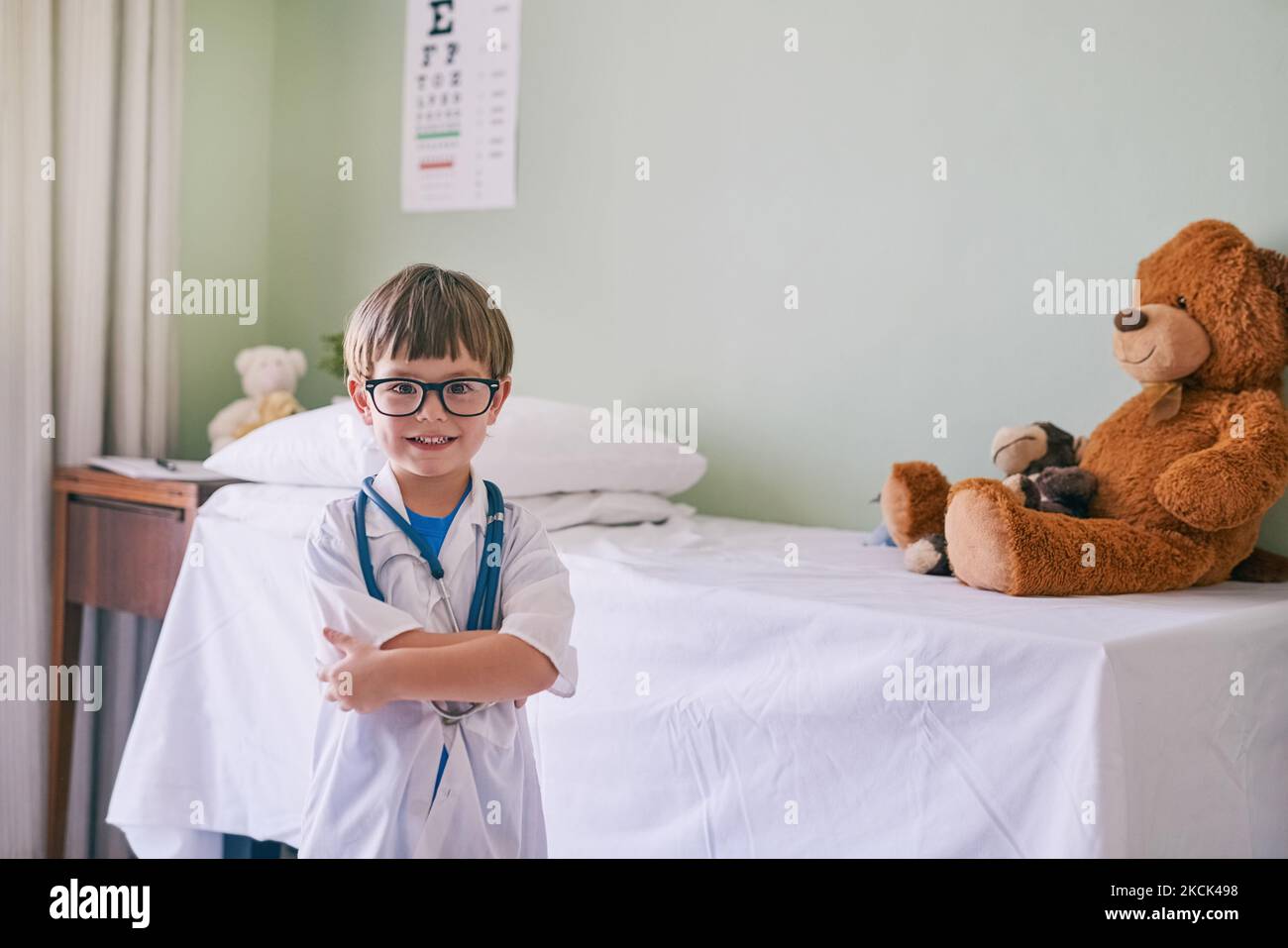 Vuole curare gli ammalati e l'umanità migliore, un adorabile ragazzino vestito da medico. Foto Stock