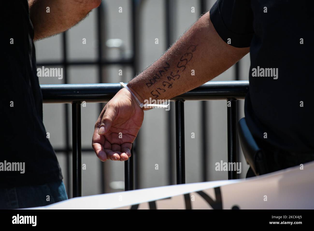 I dimostranti stringono i polsi a una recinzione di fronte alla Casa Bianca il 24 agosto 2021, come parte di una protesta di disobbedienza civile che chiede al presidente Biden di intraprendere azioni a sostegno dei diritti di voto (Foto di Bryan Olin Dozier/NurPhoto) Foto Stock
