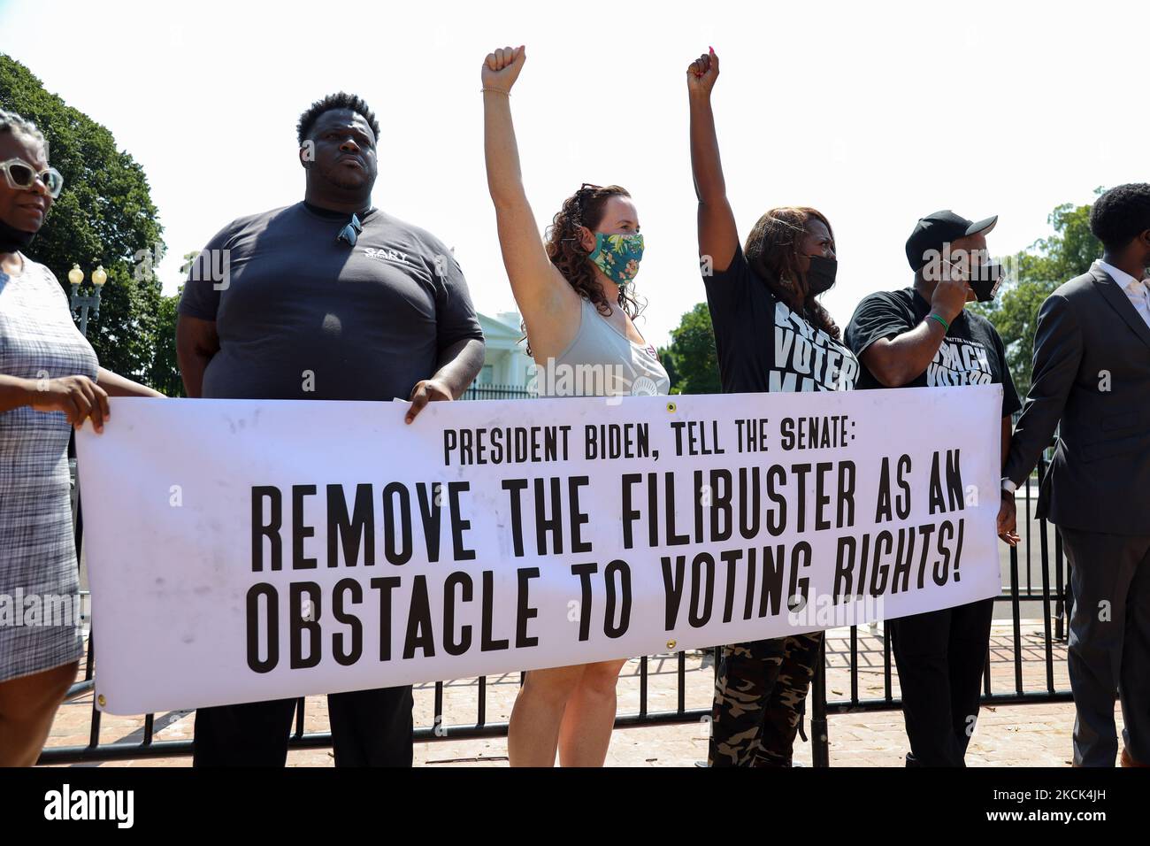 I dimostranti stringono i polsi a una recinzione di fronte alla Casa Bianca il 24 agosto 2021, come parte di una protesta di disobbedienza civile che chiede al presidente Biden di intraprendere azioni a sostegno dei diritti di voto (Foto di Bryan Olin Dozier/NurPhoto) Foto Stock