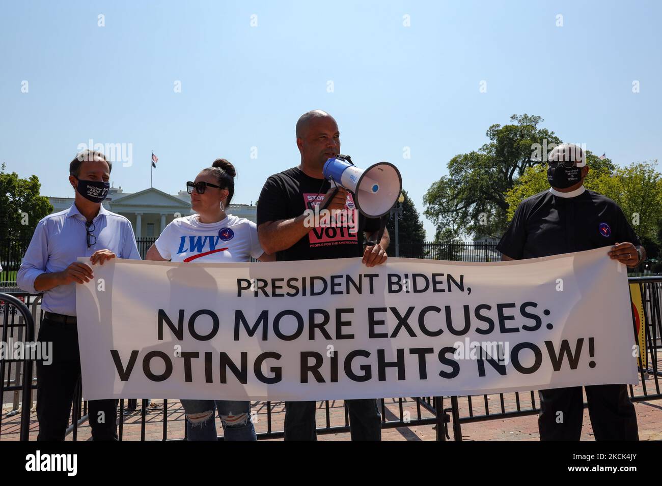 La gente partecipa a un rally e protesta ospitati dagli elettori della Lega delle Donne e dalla gente per la via americana vicino alla Casa Bianca il 24 agosto 2021, chiedendo che il presidente Biden intraprenda azioni per sostenere i diritti di voto (Foto di Bryan Olin Dozier/NurPhoto) Foto Stock