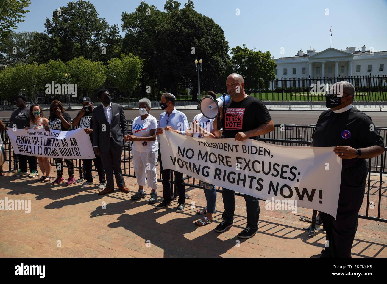 La gente partecipa a un rally e protesta ospitati dagli elettori della Lega delle Donne e dalla gente per la via americana vicino alla Casa Bianca il 24 agosto 2021, chiedendo che il presidente Biden intraprenda azioni per sostenere i diritti di voto (Foto di Bryan Olin Dozier/NurPhoto) Foto Stock