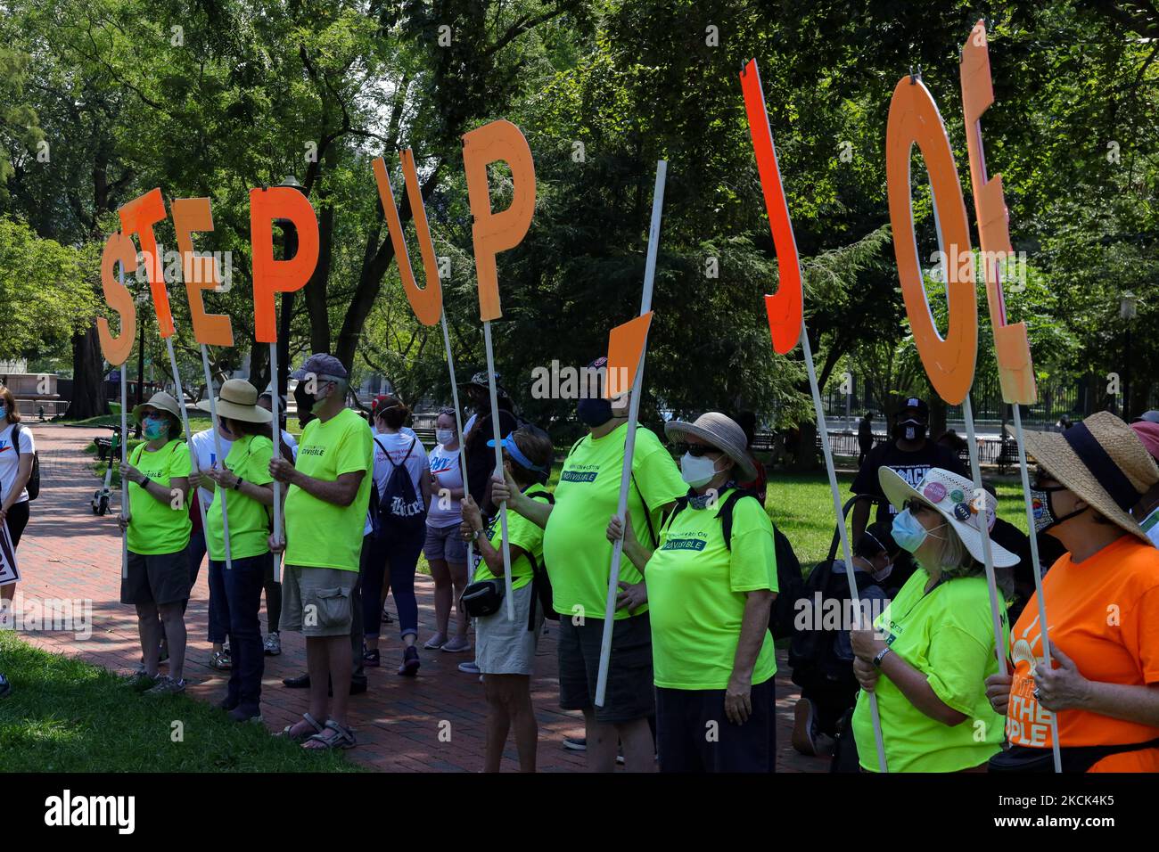 La gente partecipa a un rally e protesta ospitati dagli elettori della Lega delle Donne e dalla gente per la via americana vicino alla Casa Bianca il 24 agosto 2021, chiedendo che il presidente Biden intraprenda azioni per sostenere i diritti di voto (Foto di Bryan Olin Dozier/NurPhoto) Foto Stock