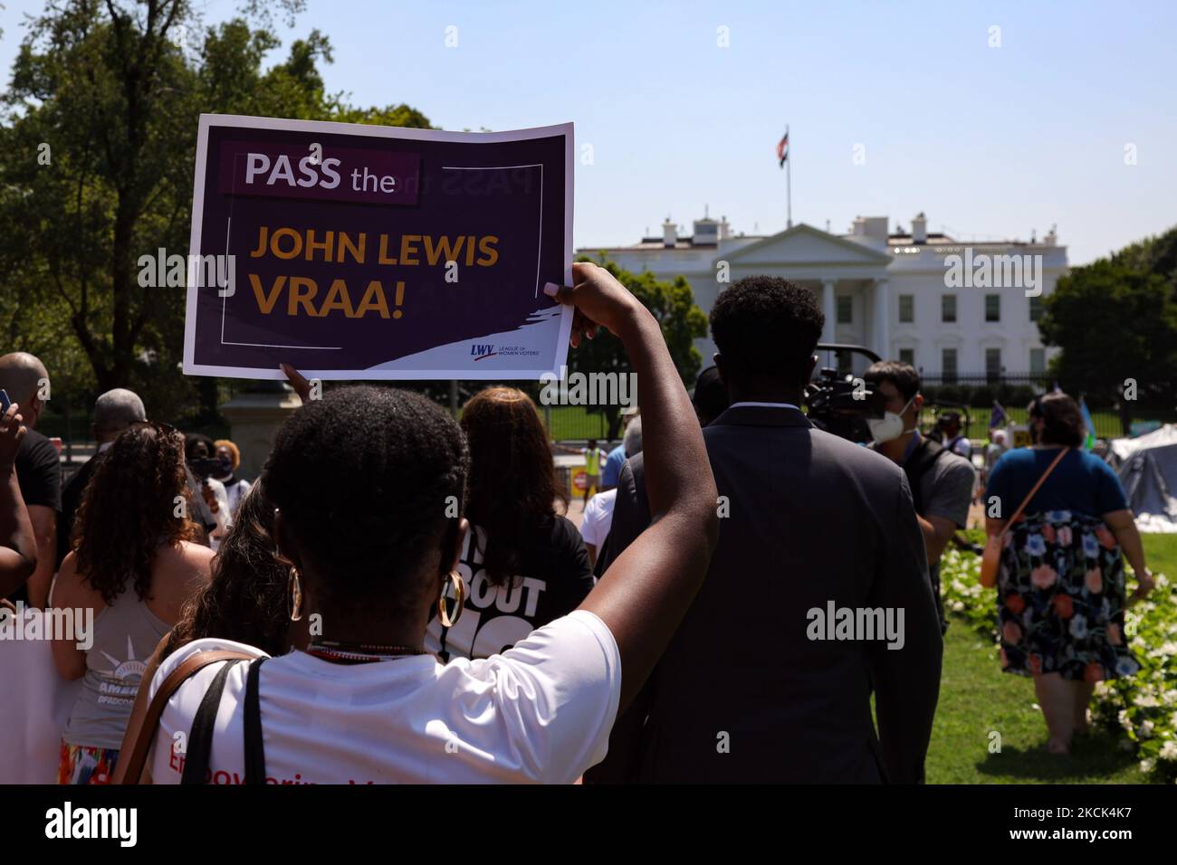 La gente partecipa a un rally e protesta ospitati dagli elettori della Lega delle Donne e dalla gente per la via americana vicino alla Casa Bianca il 24 agosto 2021, chiedendo che il presidente Biden intraprenda azioni per sostenere i diritti di voto (Foto di Bryan Olin Dozier/NurPhoto) Foto Stock