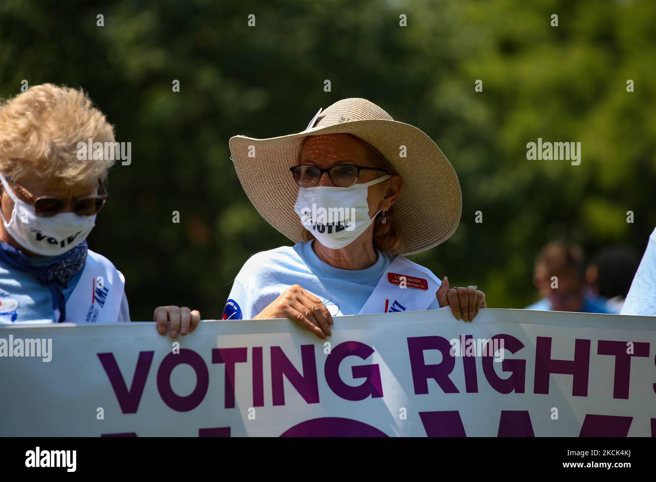 La gente partecipa a un rally e protesta ospitati dagli elettori della Lega delle Donne e dalla gente per la via americana vicino alla Casa Bianca il 24 agosto 2021, chiedendo che il presidente Biden intraprenda azioni per sostenere i diritti di voto (Foto di Bryan Olin Dozier/NurPhoto) Foto Stock