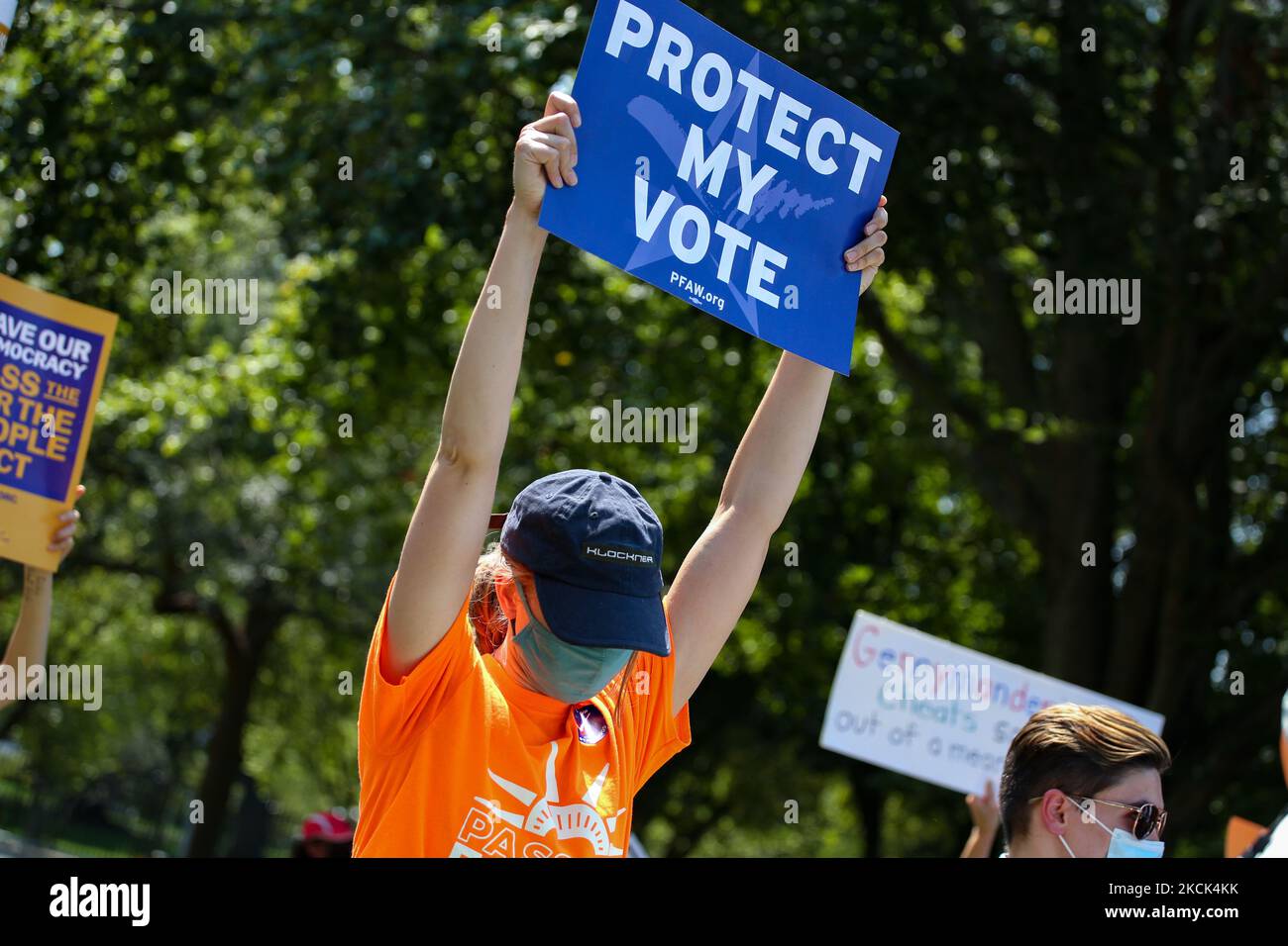 La gente partecipa a un rally e protesta ospitati dagli elettori della Lega delle Donne e dalla gente per la via americana vicino alla Casa Bianca il 24 agosto 2021, chiedendo che il presidente Biden intraprenda azioni per sostenere i diritti di voto (Foto di Bryan Olin Dozier/NurPhoto) Foto Stock