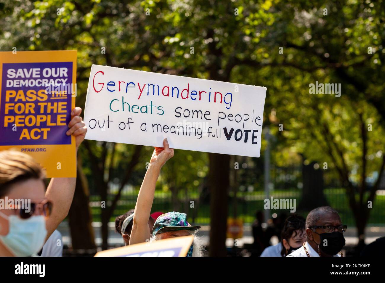 Un manifestante ha un segno contro la gerrymandering durante un raduno dei diritti di voto alla Casa Bianca. Gli elettori della Lega delle Donne, la gente per la maniera americana, gli elettori neri contano, e molte altre organizzazioni hanno ospitato il raduno per esercitare pressioni sul Congresso e sul Presidente Biden per proteggere i diritti di voto dopo che molti stati hanno approvato leggi per rendere il voto più difficile per le minoranze. (Foto di Allison Bailey/NurPhoto) Foto Stock