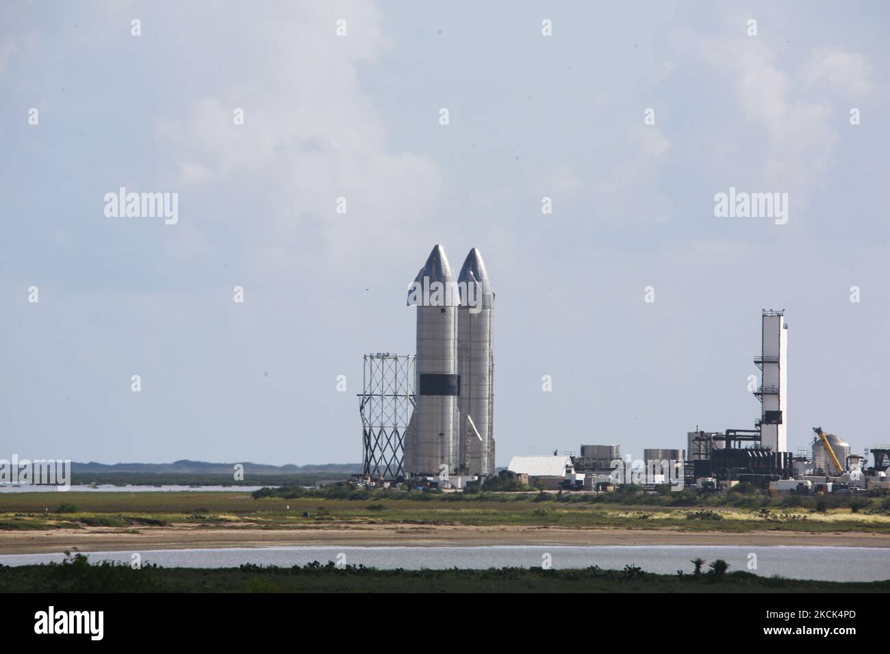 SN16 e SN15 sono visti al sito di costruzione del Texas meridionale di SpaceX il 24th agosto 2021 a Brownsville, Texas. (Foto di Reginald Mathalone/NurPhoto) Foto Stock