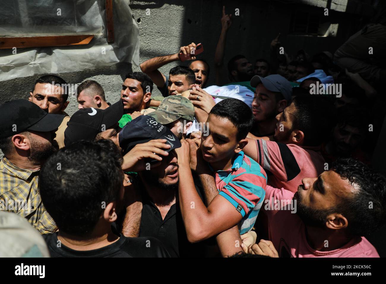 I lutto portano il corpo del palestinese Osama Deeij, che è morto di una ferita che ha sostenuto durante una protesta anti-Israele alla recinzione di confine Israele-Gaza il Sabato, durante il suo funerale nella striscia di Gaza settentrionale 25 agosto 2021. (Foto di Majdi Fathi/NurPhoto) Foto Stock