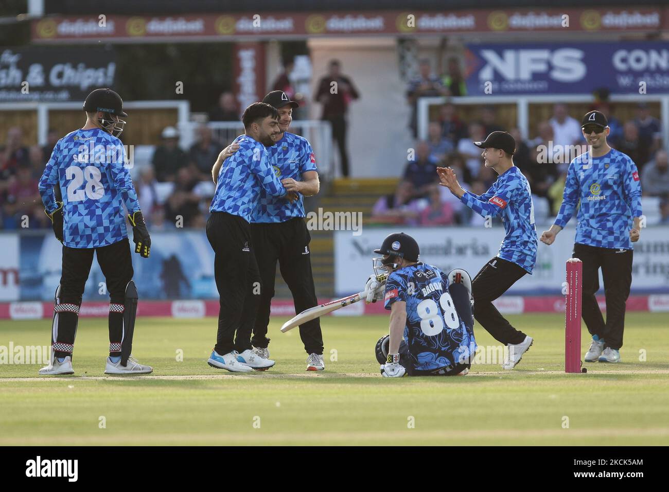 Rashid Khan di Sussex si congratula con i compagni di squadra durante la partita Vitality T20 Blast tra lo Yorkshire County Cricket Club e il Sussex County Cricket Club di Emirates Riverside, Chester le Street, martedì 24th agosto 2021. (Foto di will Matthews/MI News/NurPhoto) Foto Stock