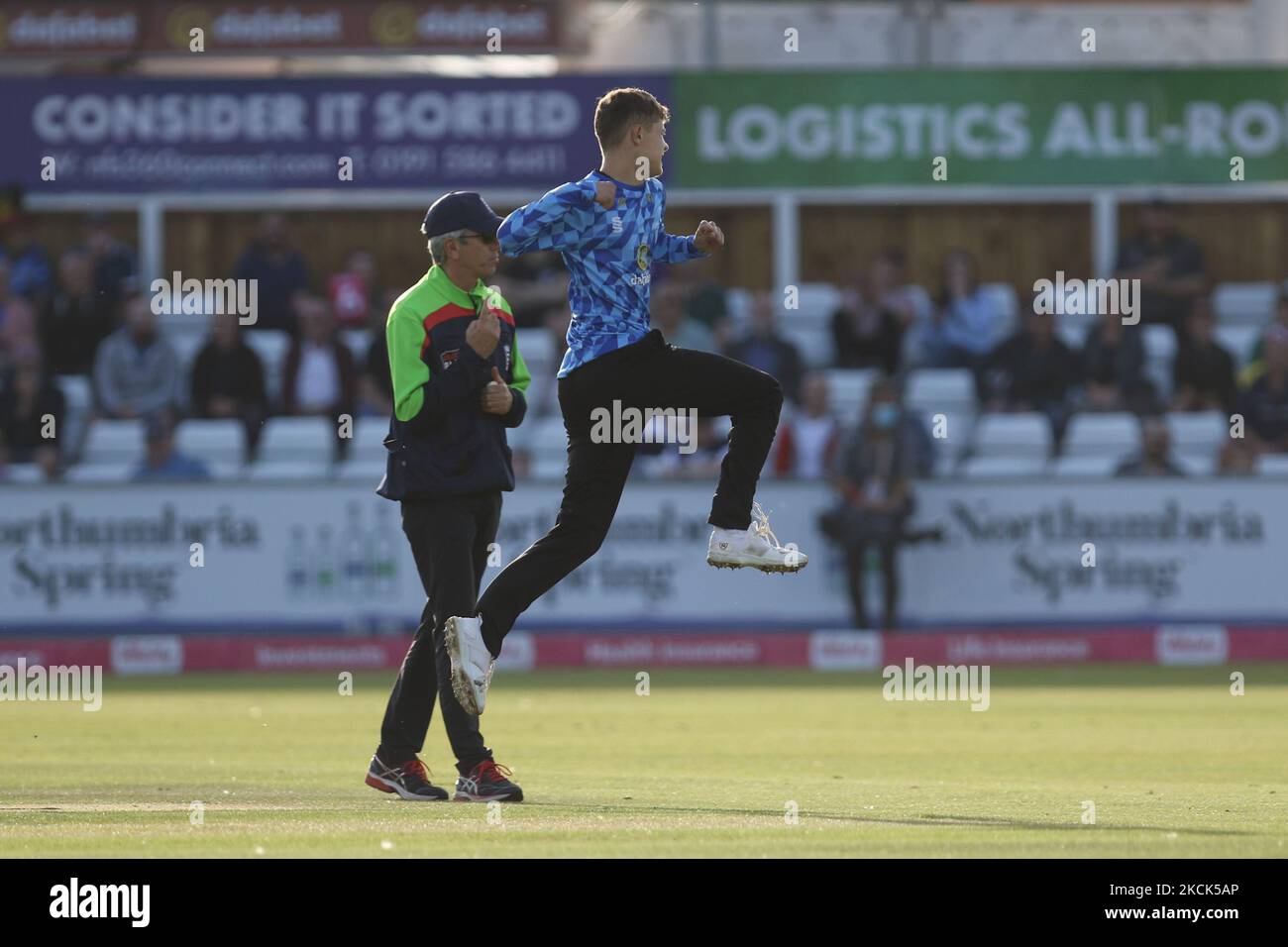 Archie Lenham of Sussex celebra un wicket durante la partita Blast Vitality T20 tra lo Yorkshire County Cricket Club e il Sussex County Cricket Club presso Emirates Riverside, Chester le Street martedì 24th agosto 2021. (Foto di will Matthews/MI News/NurPhoto) Foto Stock