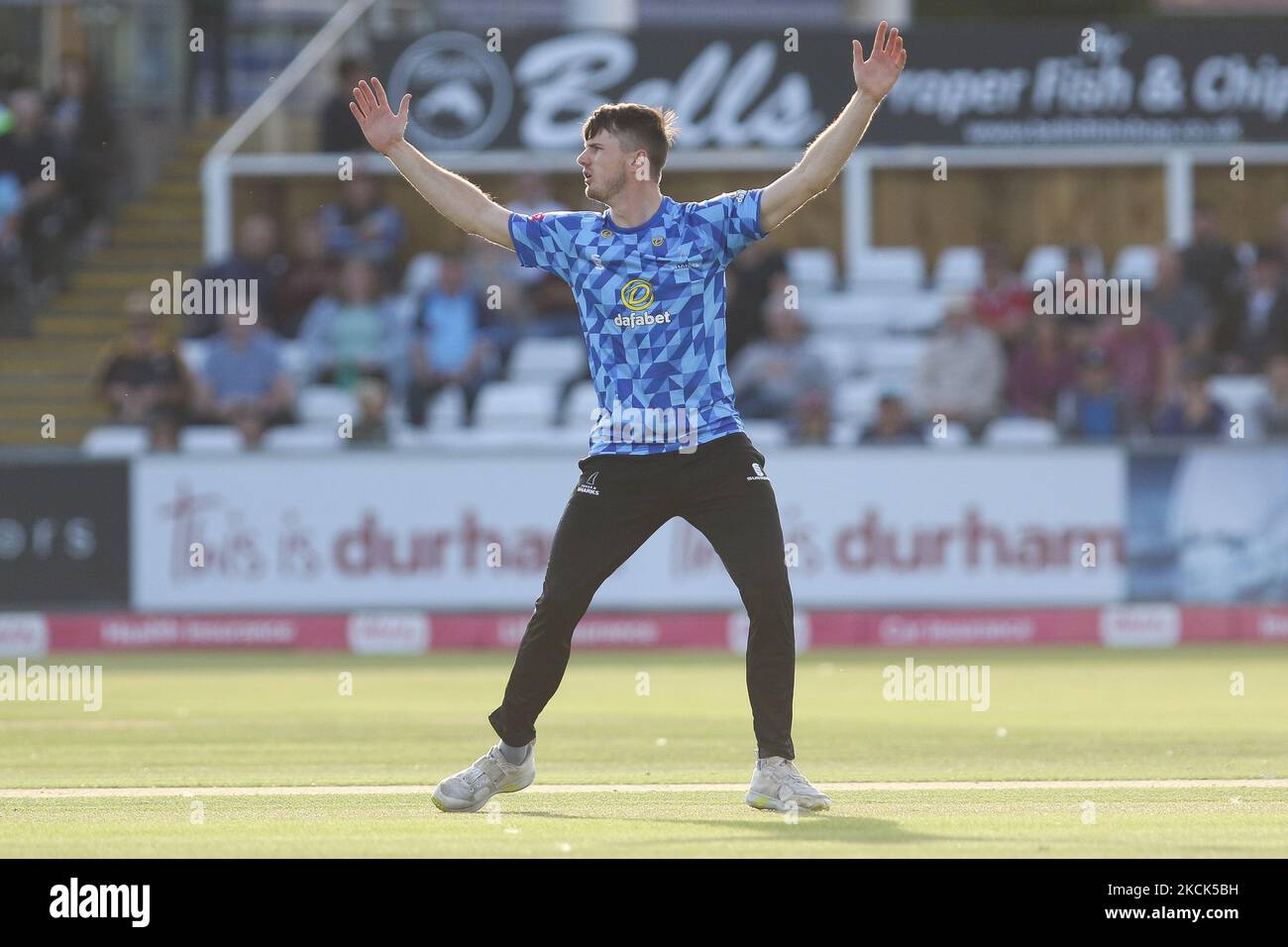 George Garton del Sussex si appella per un wicket durante la partita Blast Vitality T20 tra lo Yorkshire County Cricket Club e il Sussex County Cricket Club presso Emirates Riverside, Chester le Street martedì 24th agosto 2021. (Foto di will Matthews/MI News/NurPhoto) Foto Stock