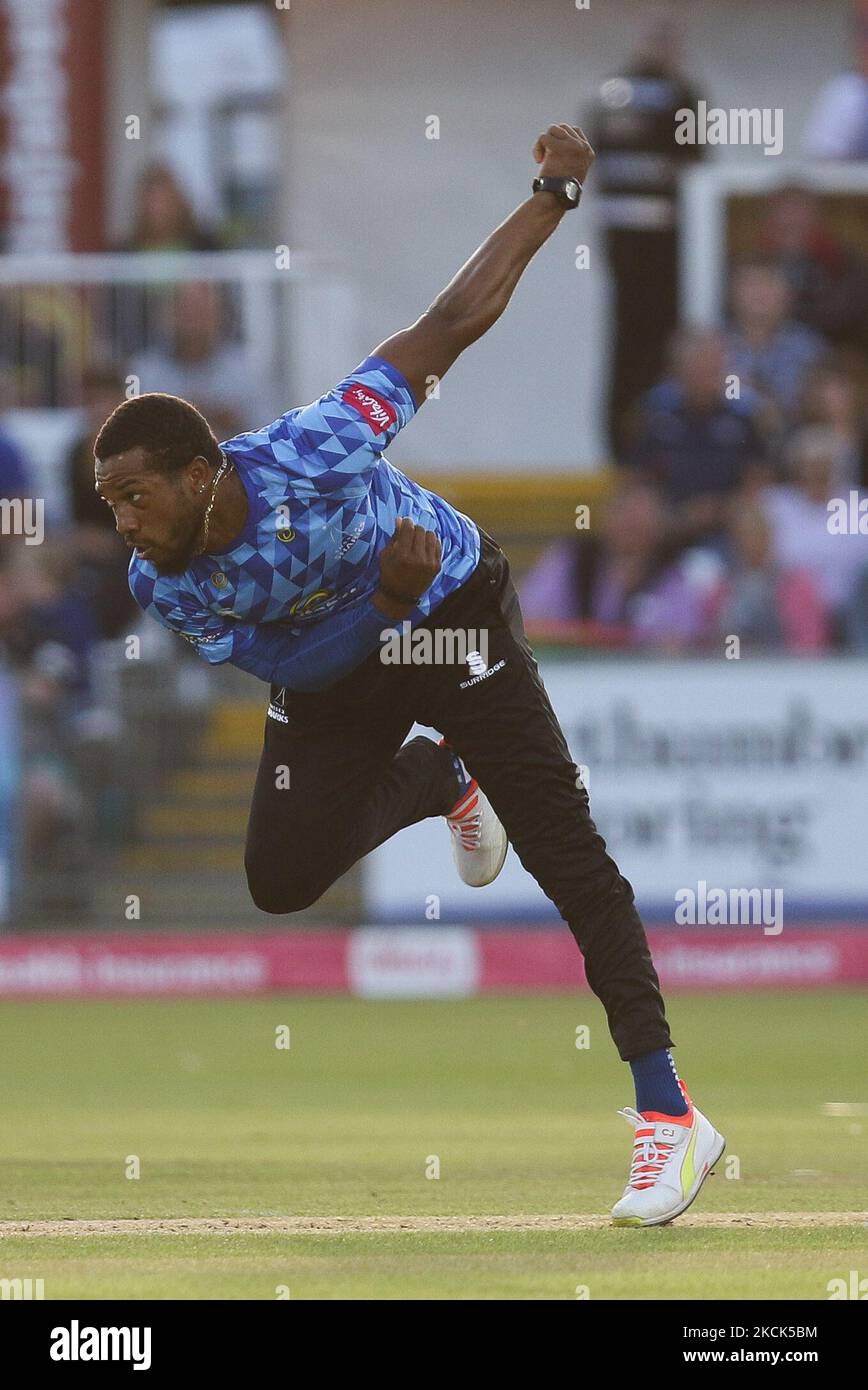 Chris Jordan di Sussex bocce durante il Vitality T20 Blast Match tra Yorkshire County Cricket Club e Sussex County Cricket Club a Emirates Riverside, Chester le Street martedì 24th agosto 2021. (Foto di will Matthews/MI News/NurPhoto) Foto Stock