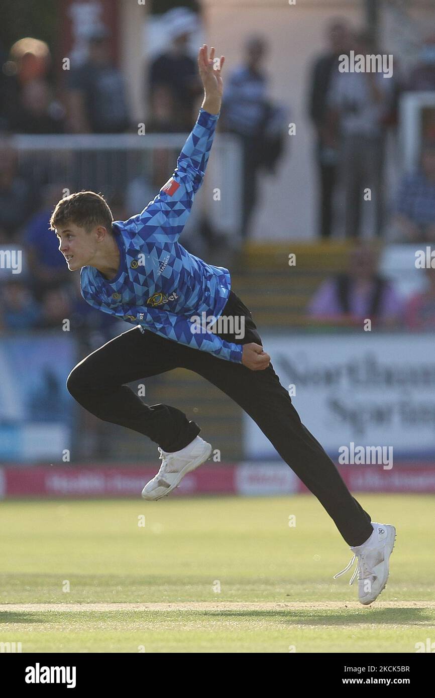 Archie Lenham of Sussex bocce durante la partita Blast Vitality T20 tra lo Yorkshire County Cricket Club e il Sussex County Cricket Club presso Emirates Riverside, Chester le Street martedì 24th agosto 2021. (Foto di will Matthews/MI News/NurPhoto) Foto Stock