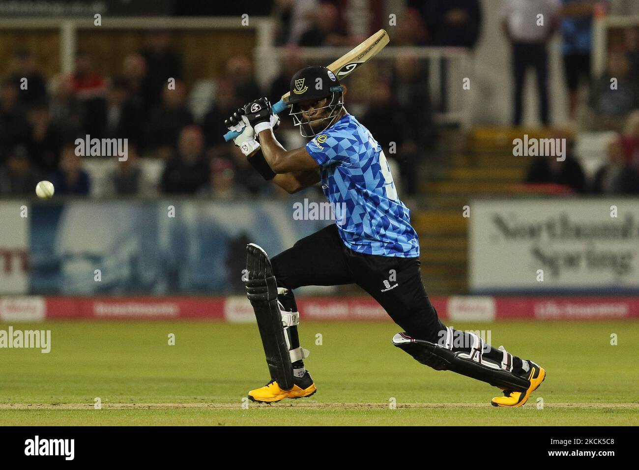 Delray Rawlins del Sussex si schiaccia durante la partita Blast Vitality T20 tra lo Yorkshire County Cricket Club e il Sussex County Cricket Club presso Emirates Riverside, Chester le Street martedì 24th agosto 2021. (Foto di will Matthews/MI News/NurPhoto) Foto Stock