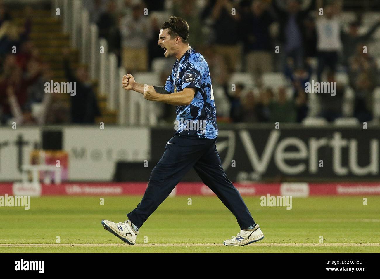 Jordan Thompson of Yorkshire celebra un wicket durante la partita Blast Vitality T20 tra lo Yorkshire County Cricket Club e il Sussex County Cricket Club presso Emirates Riverside, Chester le Street martedì 24th agosto 2021. (Foto di will Matthews/MI News/NurPhoto) Foto Stock