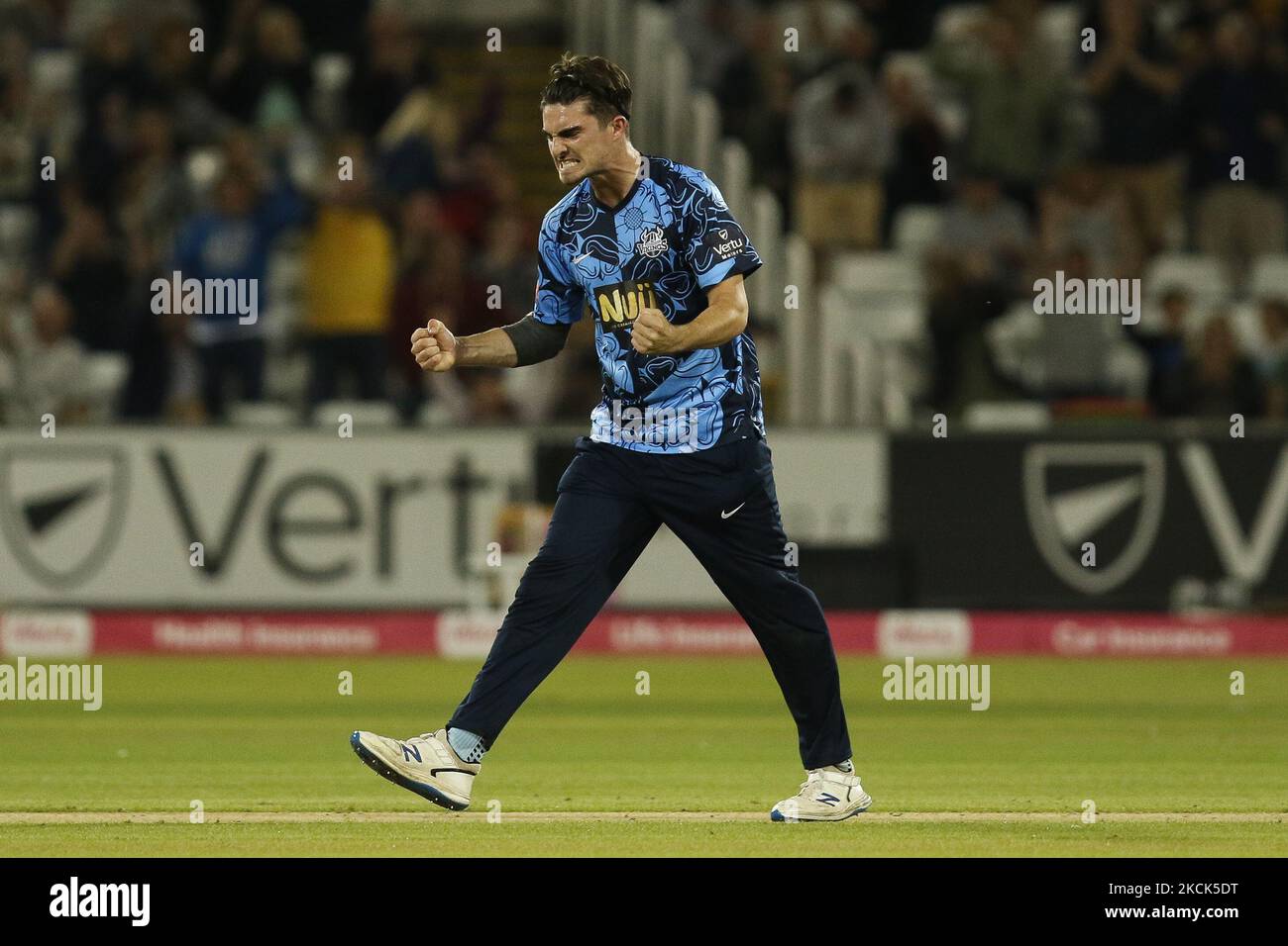 Jordan Thompson of Yorkshire celebra un wicket durante la partita Blast Vitality T20 tra lo Yorkshire County Cricket Club e il Sussex County Cricket Club presso Emirates Riverside, Chester le Street martedì 24th agosto 2021. (Foto di will Matthews/MI News/NurPhoto) Foto Stock