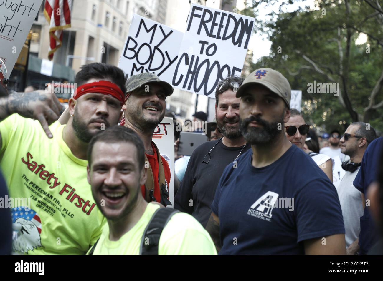 I dimostranti si radunano nei pressi del municipio contro mandati medici forzati il 25 agosto 2021 a New York City, USA. Diverse centinaia di dimostranti si sono riuniti per protestare contro i mandati statali e urbani che li hanno obbligati a vaccinarsi per mantenere il lavoro. Persone provenienti da diversi sindacati tra cui operatori sanitari, vigili del fuoco, insegnanti, polizia, servizi igienici, I lavoratori federali e altri rientrano nel mandato medico prescritto dal governo (Foto di John Lamparski/NurPhoto) Foto Stock