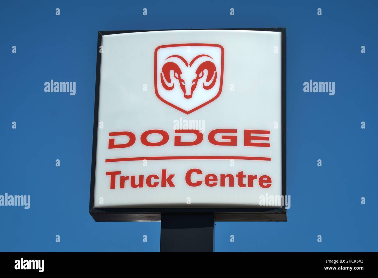 Logo Dudge visto all'esterno di un Chrystler, Jeep, Dodge e RAM concessionaria a Edmonton Sud. Mercoledì 24 agosto 2021, a Edmonton, Alberta, Canada. (Foto di Artur Widak/NurPhoto) Foto Stock Logo Dudge visto all'esterno di un Chrystler, Jeep, Dodge e RAM concessionaria a Edmonton Sud. Mercoledì 24 agosto 2021, a Edmonton, Alberta, Canada. (Foto di Artur Widak/NurPhoto) Foto Stock