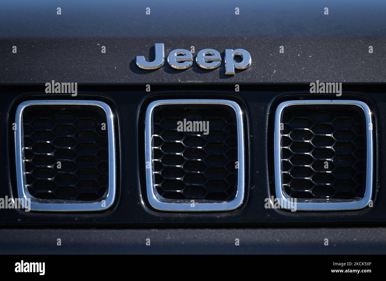 Logo Jeep visto su un camioncino Jeep fuori da un Chrystler, Jeep, Dodge e RAM concessionaria in Edmonton Sud. Mercoledì 24 agosto 2021, a Edmonton, Alberta, Canada. (Foto di Artur Widak/NurPhoto) Foto Stock