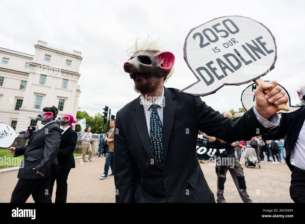 Gli attivisti climatici della rivolta di estinzione indossano maschere di ratto mentre protestano nel centro di Londra, Gran Bretagna, 26 agosto 2021. Il gruppo di azione sul clima Extinction Rebellion (XR) prevede di intraprendere più azioni nell'arco di due settimane a partire dall'agosto 23rd 2021, con l'obiettivo di sconvolgere la città di Londra e di spingersi oltre, e di mettere il cambiamento climatico in cima all'agenda in vista del vertice del COP26 che si terrà nel Regno Unito alla fine di quest'anno. (Foto di Maciek Musialek/NurPhoto) Foto Stock