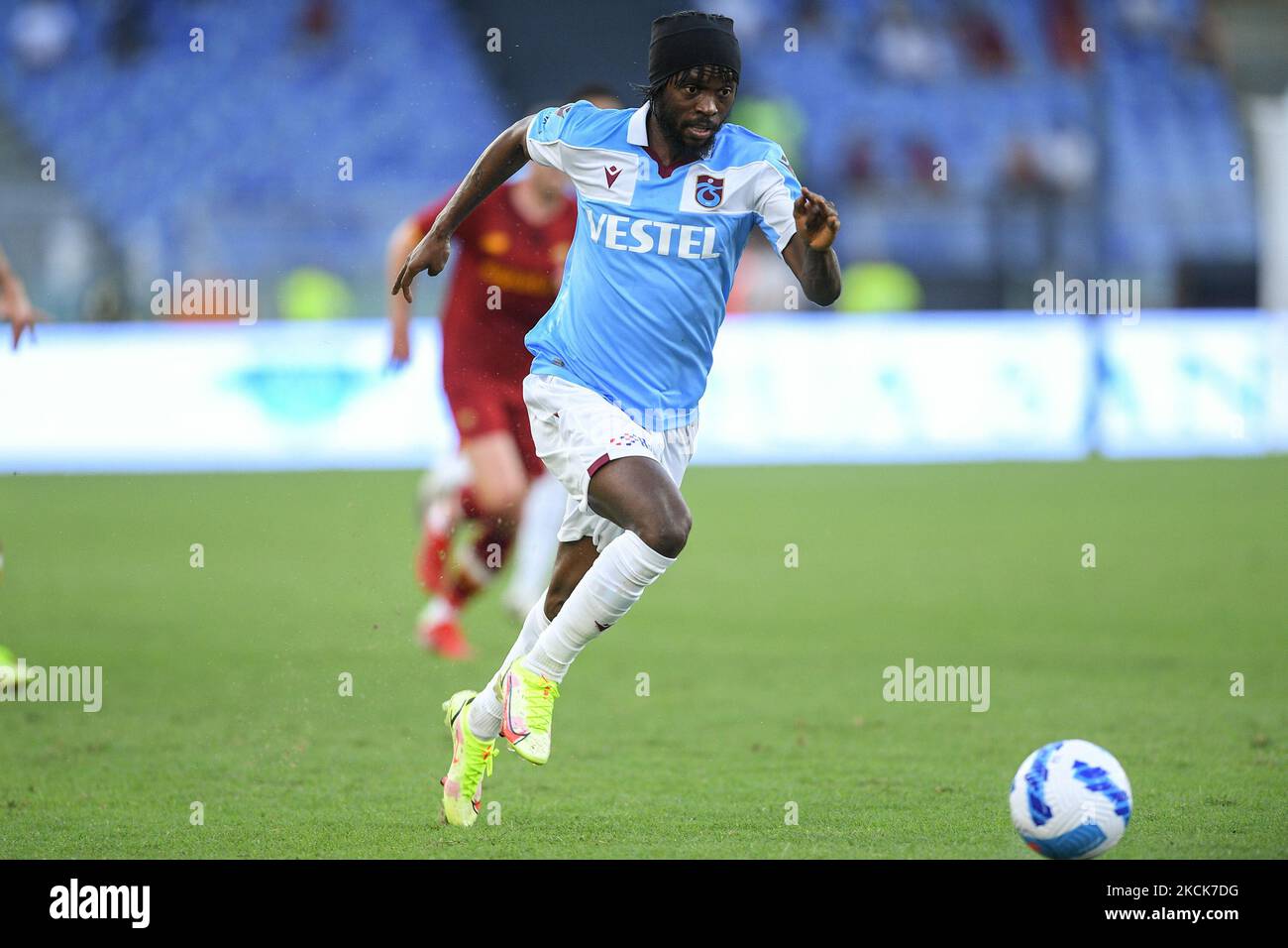 Gervinho di Trabzonspor durante la partita della UEFA Conference League Play-offs di seconda tappa tra Trabzonspor e AS Roma allo Stadio Olimpico di Roma il 26 agosto 2021. (Foto di Giuseppe Maffia/NurPhoto) Foto Stock