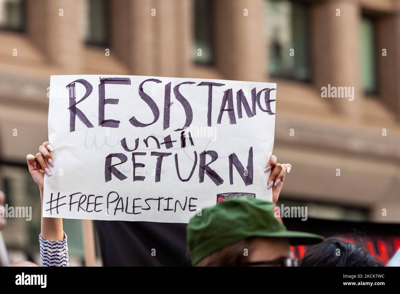 Un segnale chiede "resistenza fino al ritorno” per la Palestina durante una protesta contro la prima visita di Naftali Bennett alla Casa Bianca come primo ministro di Israele. I dimostranti chiedono che gli Stati Uniti sanzionino Israele per i suoi continui attacchi contro i palestinesi, tra cui l'uccisione di bambini, e la continua rimozione dei palestinesi dalle loro case. (Foto di Allison Bailey/NurPhoto) Foto Stock