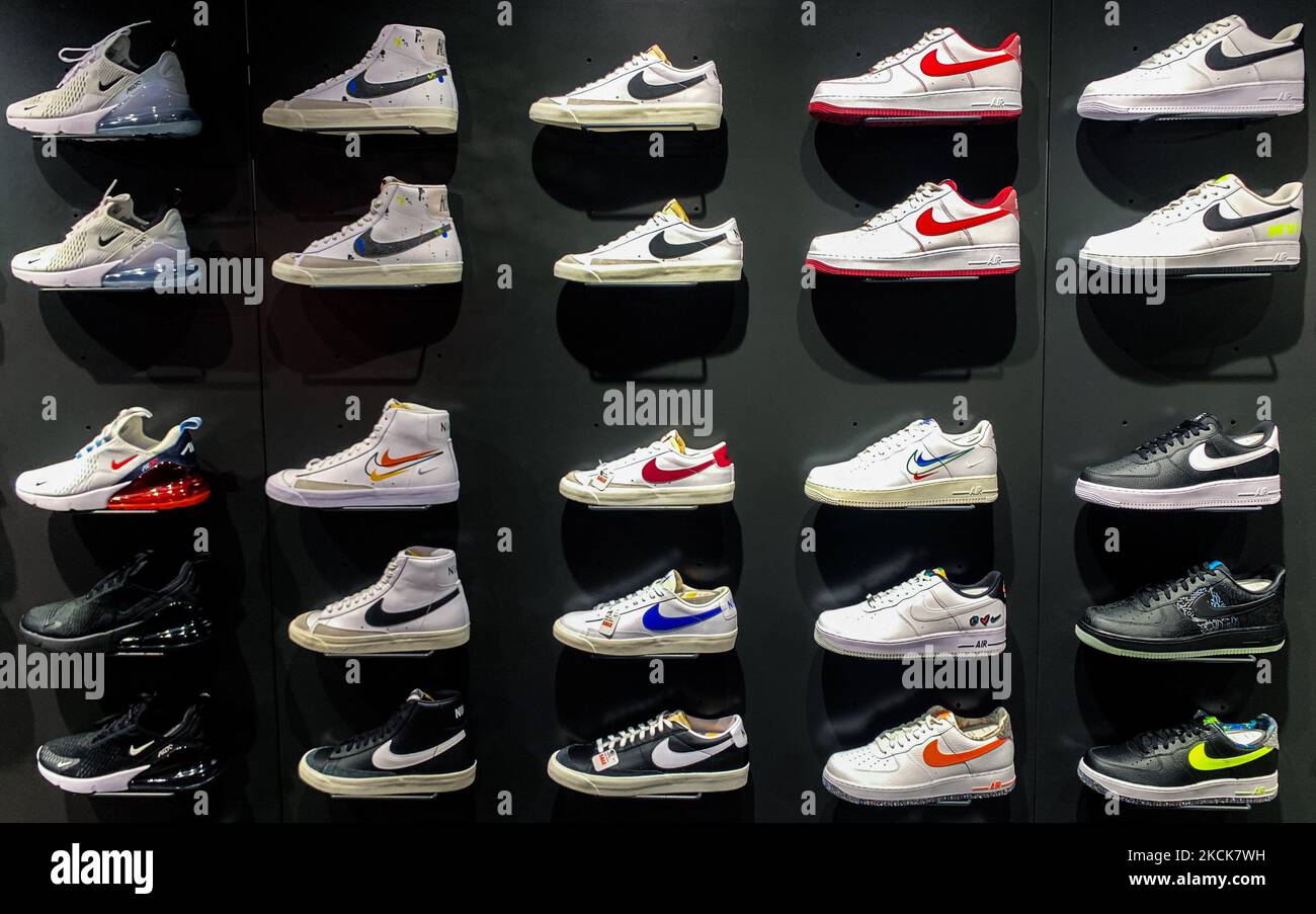 Le scarpe Nike vengono visualizzate nel negozio di Cracovia, in Polonia, il  26 agosto 2021. (Foto di Jakub Porzycki/NurPhoto Foto stock - Alamy
