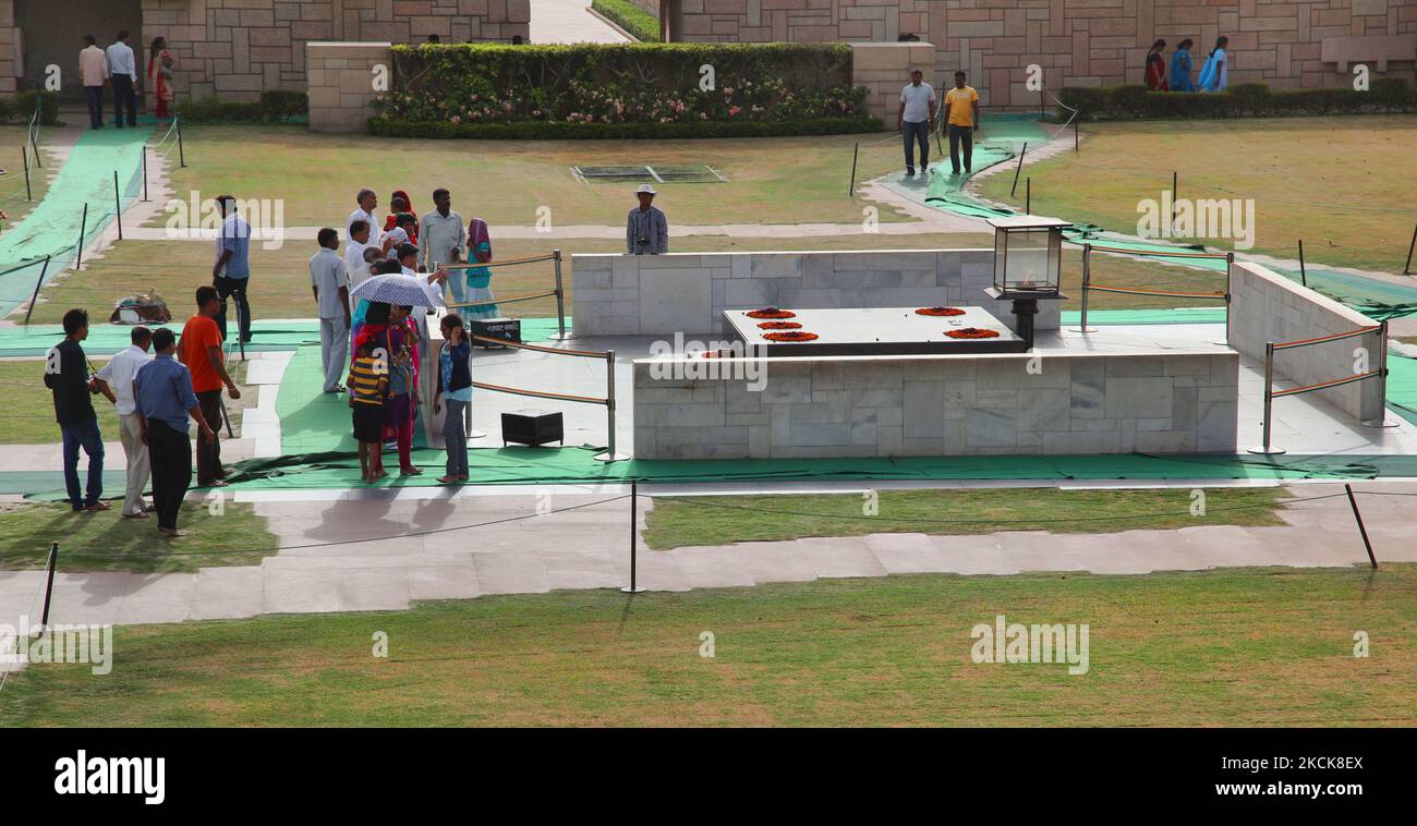 Gli indiani rpagano il loro omaggio al Raj Ghat Memorial al Mahatma Gandhi a Nuova Delhi, Delhi, India, il 10 luglio 2014. (Foto di Creative Touch Imaging Ltd./NurPhoto) Foto Stock