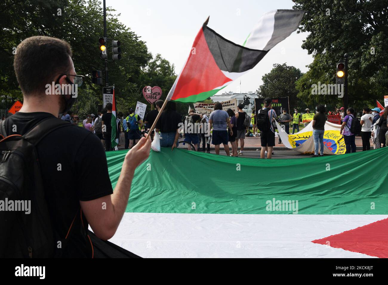 Il dimostratore del movimento giovanile palestinese tiene un rally sulla libera Palestina a Lafayette Park in vista di un incontro tra il presidente degli Stati Uniti Joe Biden e il primo ministro israeliano Naftali Bennett oggi il 26 agosto 2021 di fronte alla Casa Bianca a Washington DC, USA. (Foto di Lenin Nolly/NurPhoto) Foto Stock