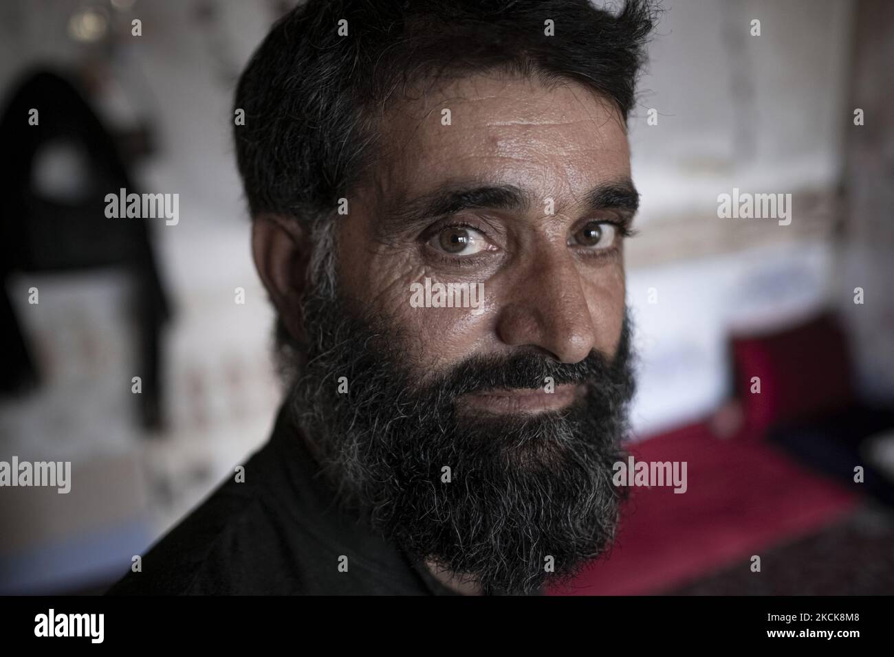 Mohammad-45, un rifugiato afghano che è fuggito dalla sua città natale di Herat con la sua famiglia in Iran circa tre mesi fa, mentre temevano la possibile vittoria dei talebani sul governo afghano, guarda mentre si trova a casa sua in una zona nel sud di Teheran, Agosto 27, 2021. I talebani conquistarono il potere in Afghanistan il 15 agosto 2021, vent'anni dopo che le forze della Coalizione statunitense e internazionale furono attaccate contro Osama bin Laden, fondatore di al-Qaeda. (Foto di Morteza Nikoubazl/NurPhoto) Foto Stock