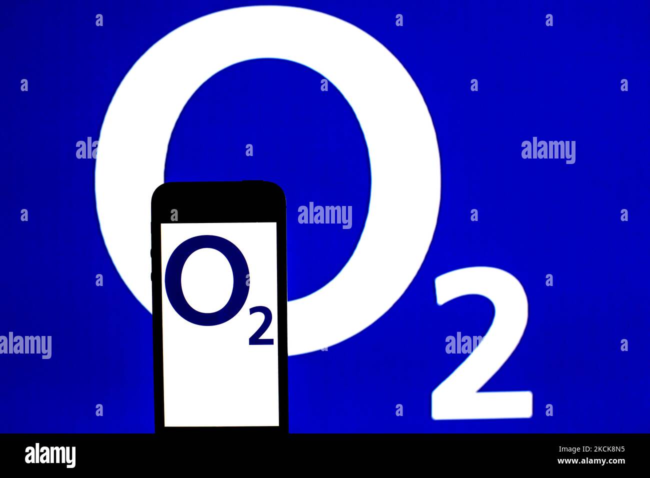 In questa immagine è riportato un logo O2 visualizzato su uno smartphone con un logo O2 sullo sfondo. (Foto di DAX Images/NurPhoto) Foto Stock