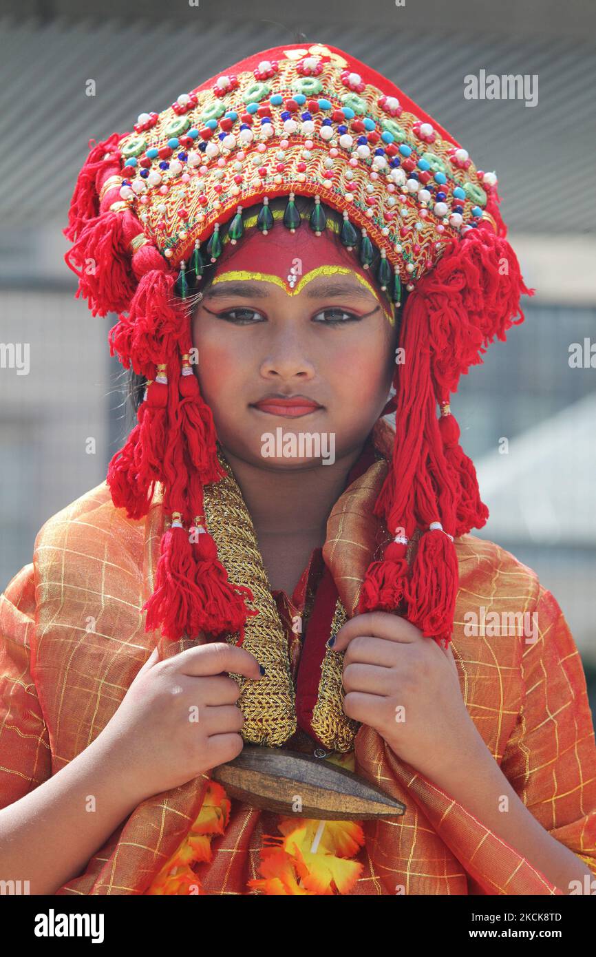 Primo piano di una giovane ragazza nepalese vestita come Kumari Devi durante un festival durante il nepalese Himalayan Mela a Toronto, Ontario, Canada, il 18 agosto 2013. A Kumari è l'incarnazione della dea Indù Durga. Le ragazze scelte rimangono Kumaris fino a quando non raggiungono la pubertà, o versano sangue. Kumari, che appare in pubblico solo tredici volte in un anno in occasioni speciali, è adorato sia dagli indù che dai buddisti come una dea vivente. Si ritiene inoltre che sia la protettrice del male e la donatrice di buona fortuna e prosperità. (Foto di Creative Touch Imaging Ltd./NurPhoto) Foto Stock
