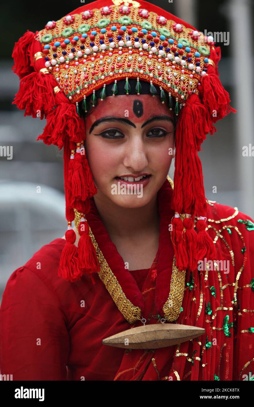 Primo piano di una giovane ragazza nepalese vestita come Kumari Devi durante un festival durante il nepalese Himalayan Mela a Toronto, Ontario, Canada, il 24 agosto 2009. A Kumari è l'incarnazione della dea Indù Durga. Le ragazze scelte rimangono Kumaris fino a quando non raggiungono la pubertà, o versano sangue. Kumari, che appare in pubblico solo tredici volte in un anno in occasioni speciali, è adorato sia dagli indù che dai buddisti come una dea vivente. Si ritiene inoltre che sia la protettrice del male e la donatrice di buona fortuna e prosperità. (Foto di Creative Touch Imaging Ltd./NurPhoto) Foto Stock