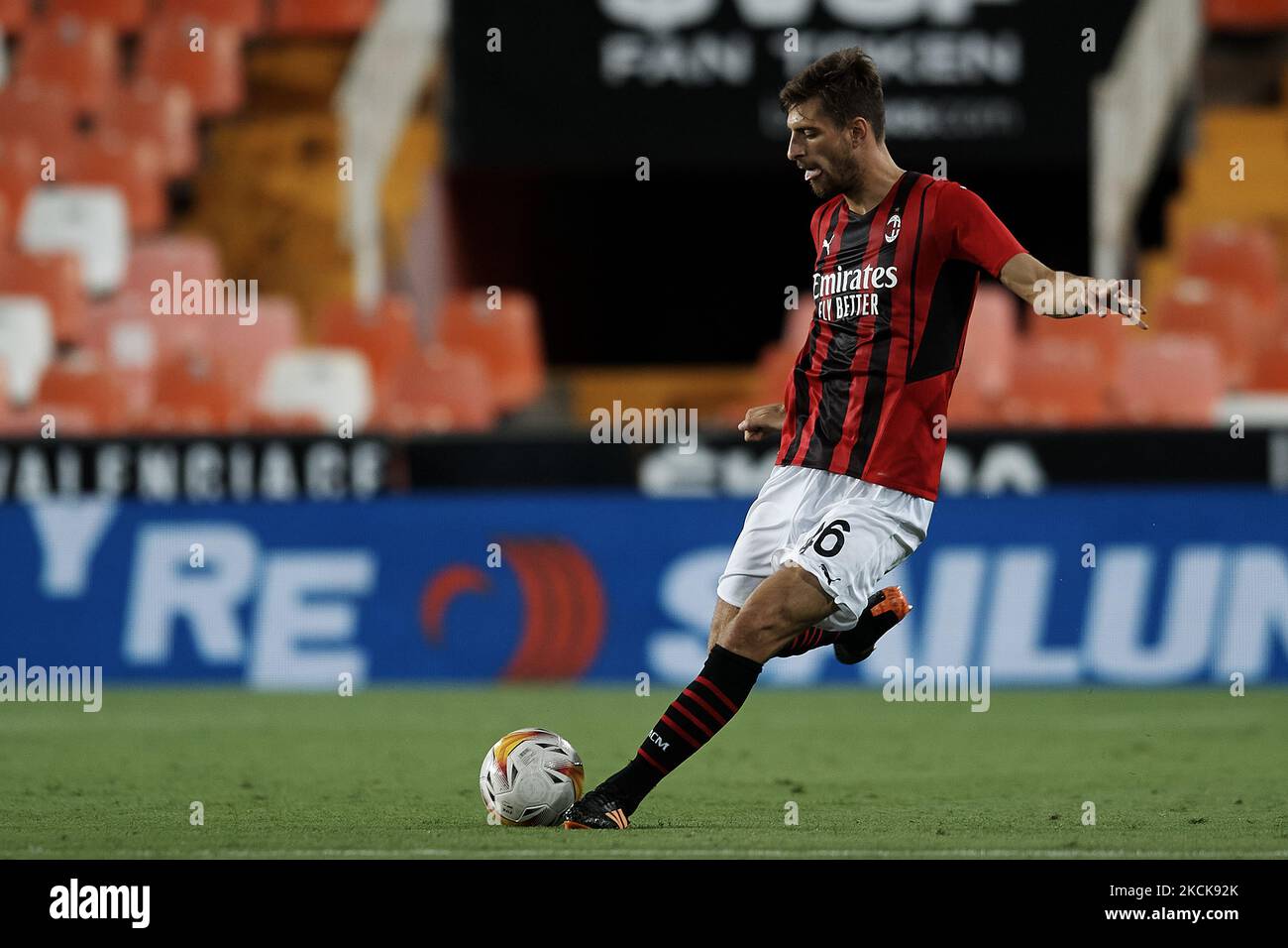 Matteo Gabbia di Milano corre con la palla durante la partita amichevole pre-stagione tra Valencia CF e AC Milan a Estadi de Mestalla il 4 agosto 2021 a Valencia, Spagna. (Foto di Jose Breton/Pics Action/NurPhoto) Foto Stock