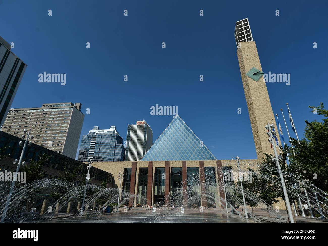 Vista generale di Sir Winston Churchill Square nel centro di Edmonton. Giovedì 26 agosto 2021, a Edmonton, Alberta, Canada. (Foto di Artur Widak/NurPhoto) Foto Stock