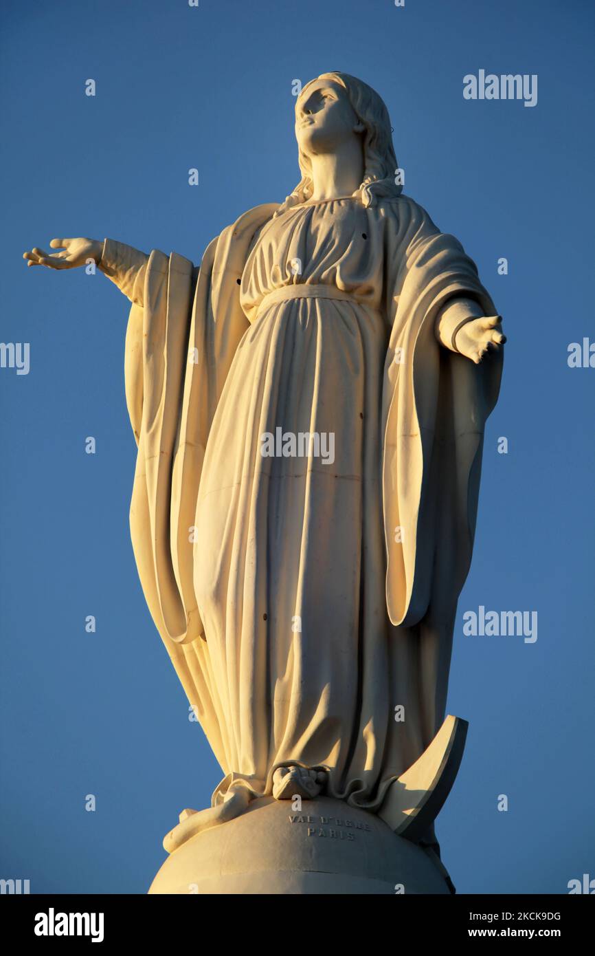 La statua della Vergine Maria alta 14 metri in cima a San Cristobal a Santiago, Cile, il 12 marzo 2010. La statua è in parte opera della scultura francese Bartholdi che ha anche creato la Statua della libertà americana. (Foto di Creative Touch Imaging Ltd./NurPhoto) Foto Stock