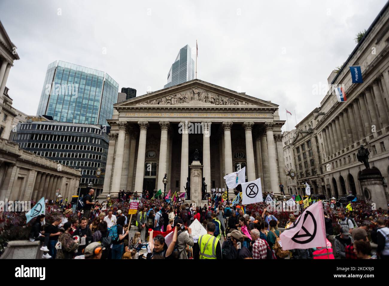 Gli attivisti del clima della ribellione di estinzione si riuniscono durante la loro protesta "Blood Money March" come parte della loro campagna di ribellione impossibile, al di fuori della Banca d'Inghilterra a Londra, in Gran Bretagna, il 27 agosto 2021. Il gruppo di azione sul clima Extinction Rebellion (XR) prevede di intraprendere più azioni nell'arco di due settimane a partire dall'agosto 23rd 2021, con l'obiettivo di sconvolgere la città di Londra e di spingersi oltre, e di mettere il cambiamento climatico in cima all'agenda in vista del vertice del COP26 che si terrà nel Regno Unito alla fine di quest'anno. (Foto di Maciek Musialek/NurPhoto) Foto Stock