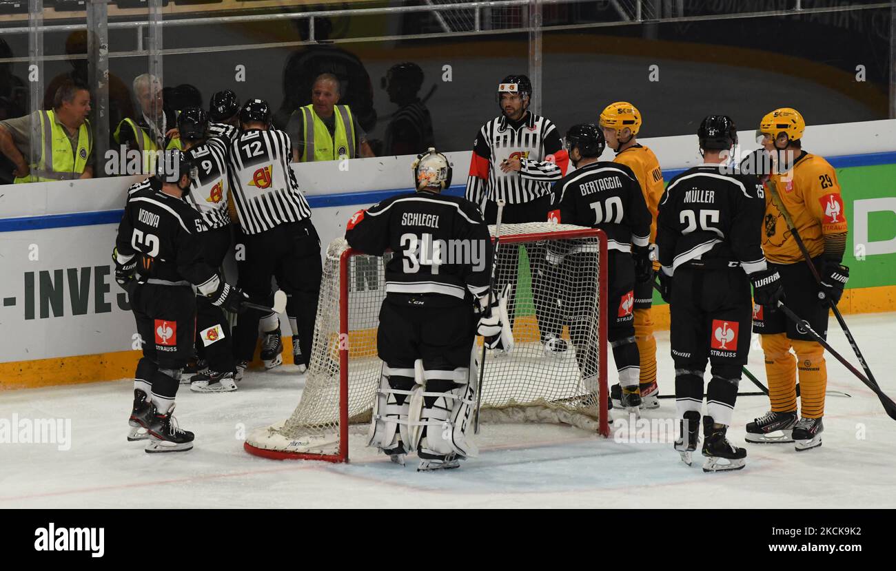 L'arbitro separa due avversari Lugano Hockey Champions Hockey League Match HC Lugano vs Skelleftea AIK stagione 2021/2022 il 27 agosto nella Corner Arena di Lugano, Swizzerland. (Foto di Fabio Averna/NurPhoto) Foto Stock