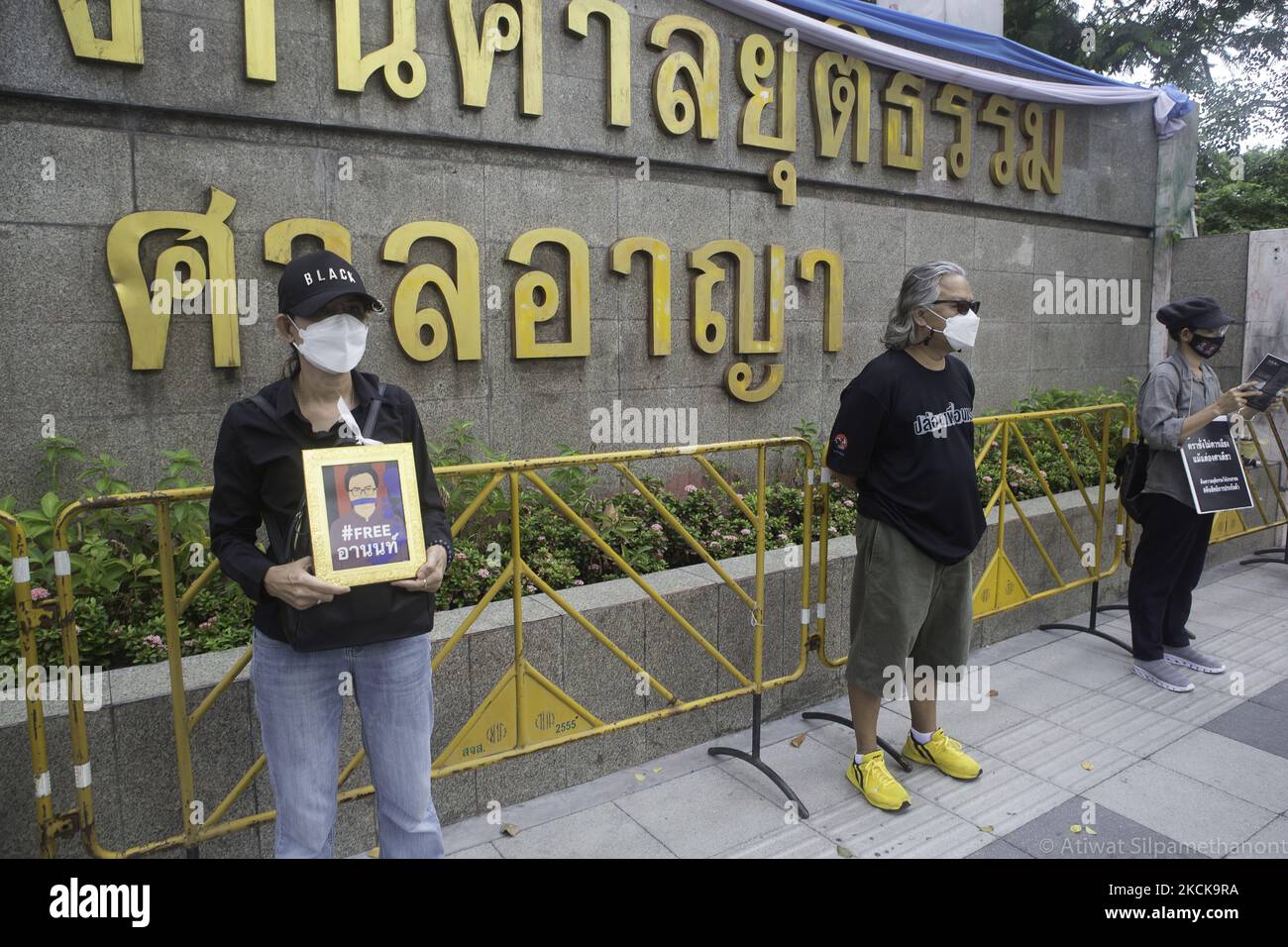 Il Sig. Pansak Srithep, leader del gruppo, insieme a circa 8 partecipanti, hanno partecipato al 10th° giorno di attività di 'stand and, stop, 1,12 ore' rimanendo in piedi per 1 ora e 12 minuti con un cartello appeso. Rilascio per noi per chiedere il rilascio di attivisti arrestati. Pronto per appendere tag rilascio per noi per chiedere il rilascio dei 11 attivisti arrestati. Il 25 agosto 2021 a Bangkok, Thailandia. (Foto di Atiwat Siltamethanont/NurPhoto) Foto Stock