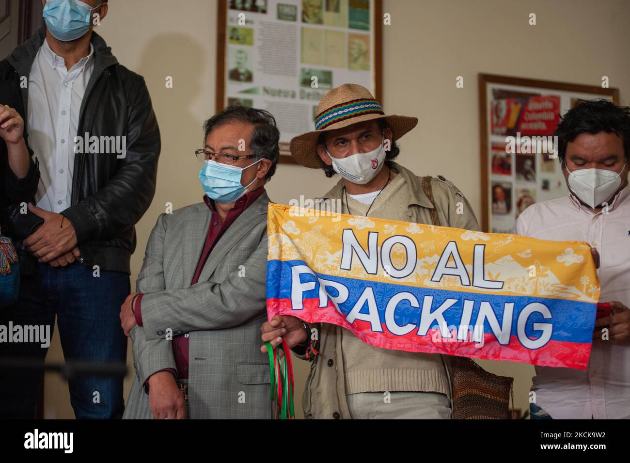 I senatori tengono bandiere colombiane contro il fracking durante una conferenza stampa sono stati 52 membri del congresso hanno partecipato alla nuova legge contro il fraking in Colombia dopo che la legge è stata ritardata e ritirata del congresso dopo due proposte precedenti, a Bogotà, Colombia il 25 agosto 2021. (Foto di Sebastian Barros/NurPhoto) Foto Stock