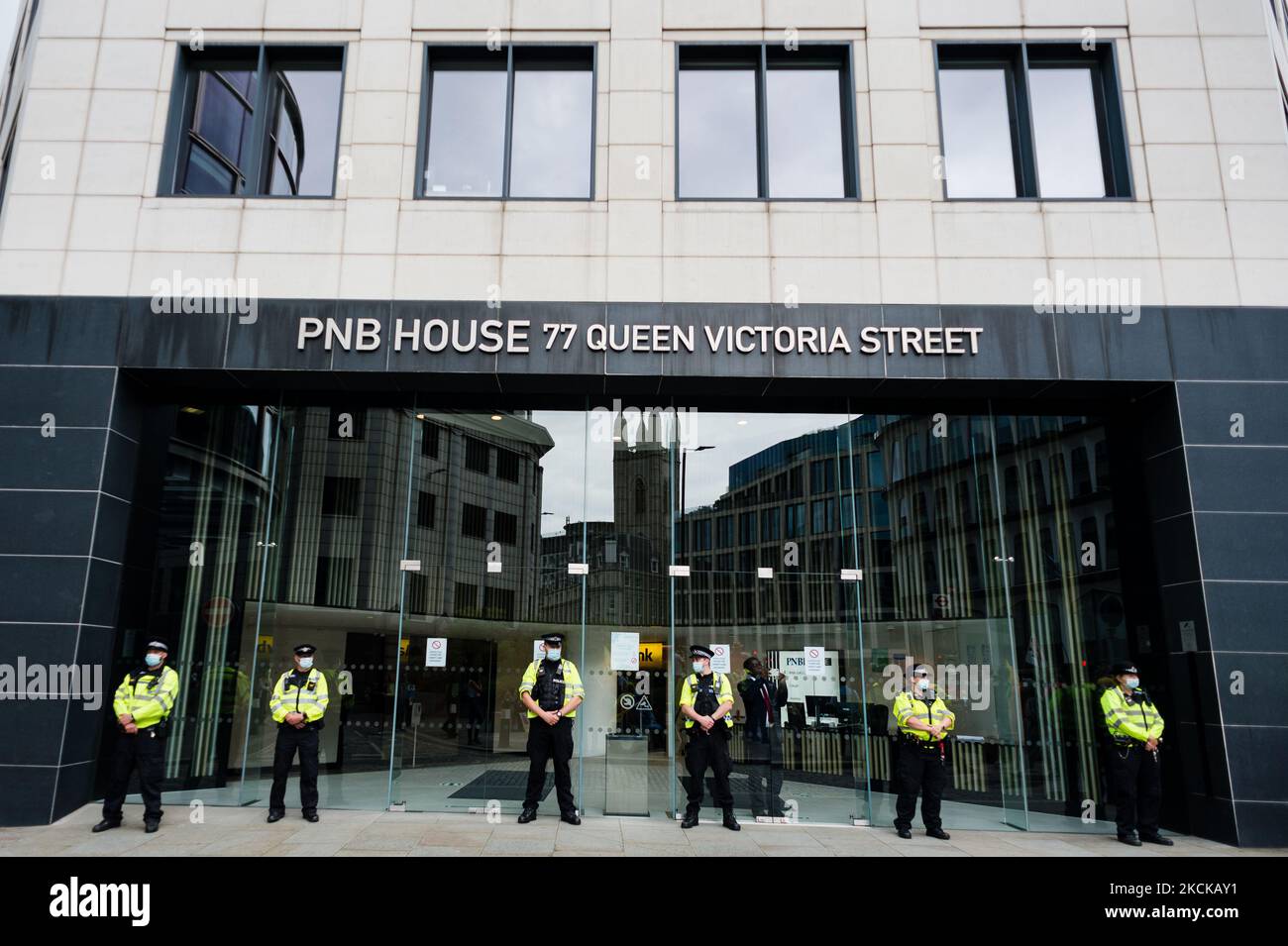 La polizia protegge la casa PNB durante la marcia dei diritti nazionali degli animali a Londra, Gran Bretagna, 28 agosto 2021. Il gruppo d'azione sul clima Extinction Rebellion (XR) ha organizzato più azioni nell'arco di due settimane a partire dall'agosto 23rd 2021, con l'obiettivo di sconvolgere la città di Londra e di spingersi oltre, e di mettere il cambiamento climatico in cima all'agenda in vista del vertice del COP26 che si terrà nel Regno Unito alla fine di quest'anno. (Foto di Maciek Musialek/NurPhoto) Foto Stock