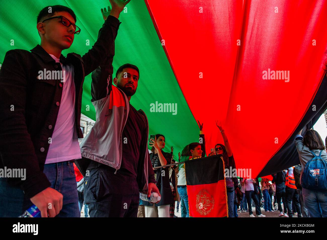 Il popolo afghano si sta levando sotto una grande bandiera afghana, durante la manifestazione a sostegno dell'Afghanistan che si terrà ad Amsterdam il 28th agosto 2021. (Foto di Romy Arroyo Fernandez/NurPhoto) Foto Stock